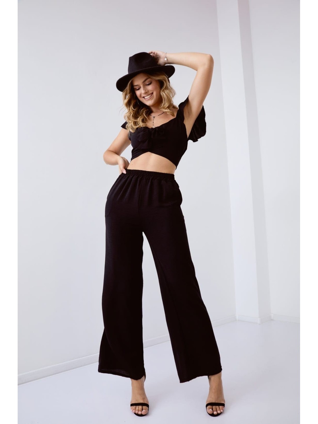 Juodas crop top komplektas su plačiomis kelnėmis 8108 - Internetinė parduotuvė - Boutique